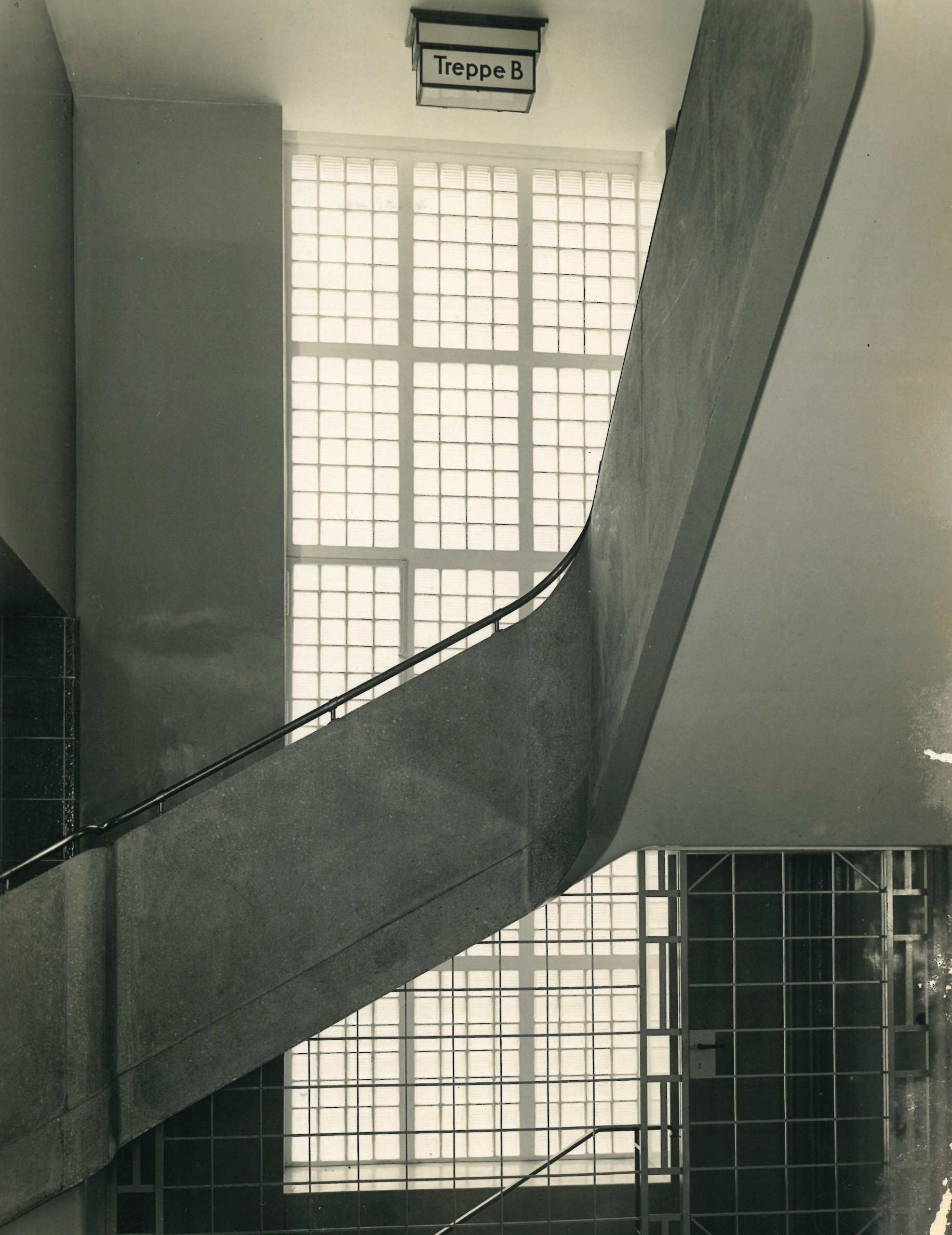 Treppenhaus B im Rathaus Wedding, ca. 1930, Fotograf: Ernst H Börner, (Mitte Museum/Bezirksamt Mitte von Berlin)