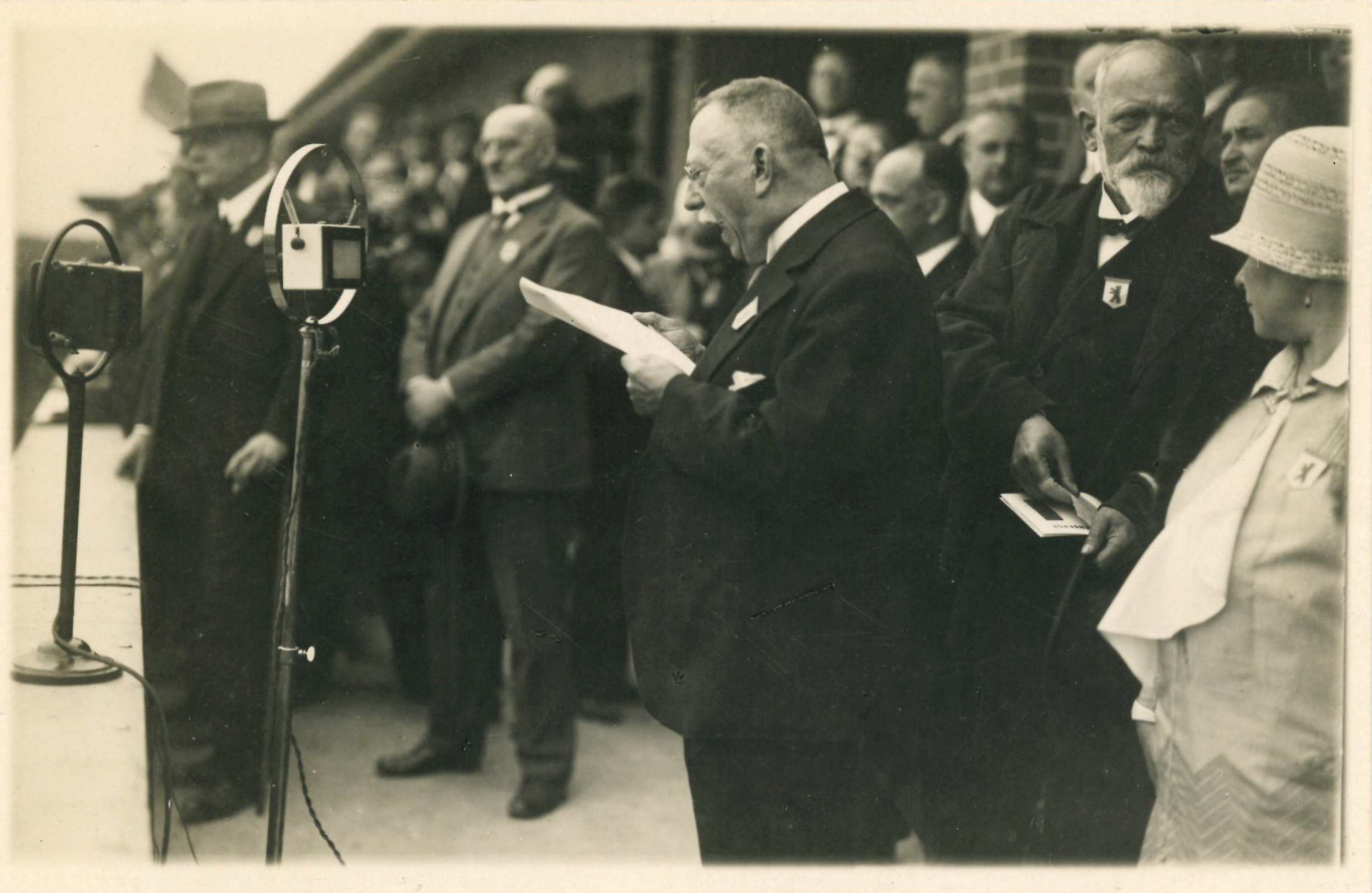 Bezirksbürgermeister Carl Leid spricht bei der Einweihung des Volksparks Rehberge, 22. Juni 1929