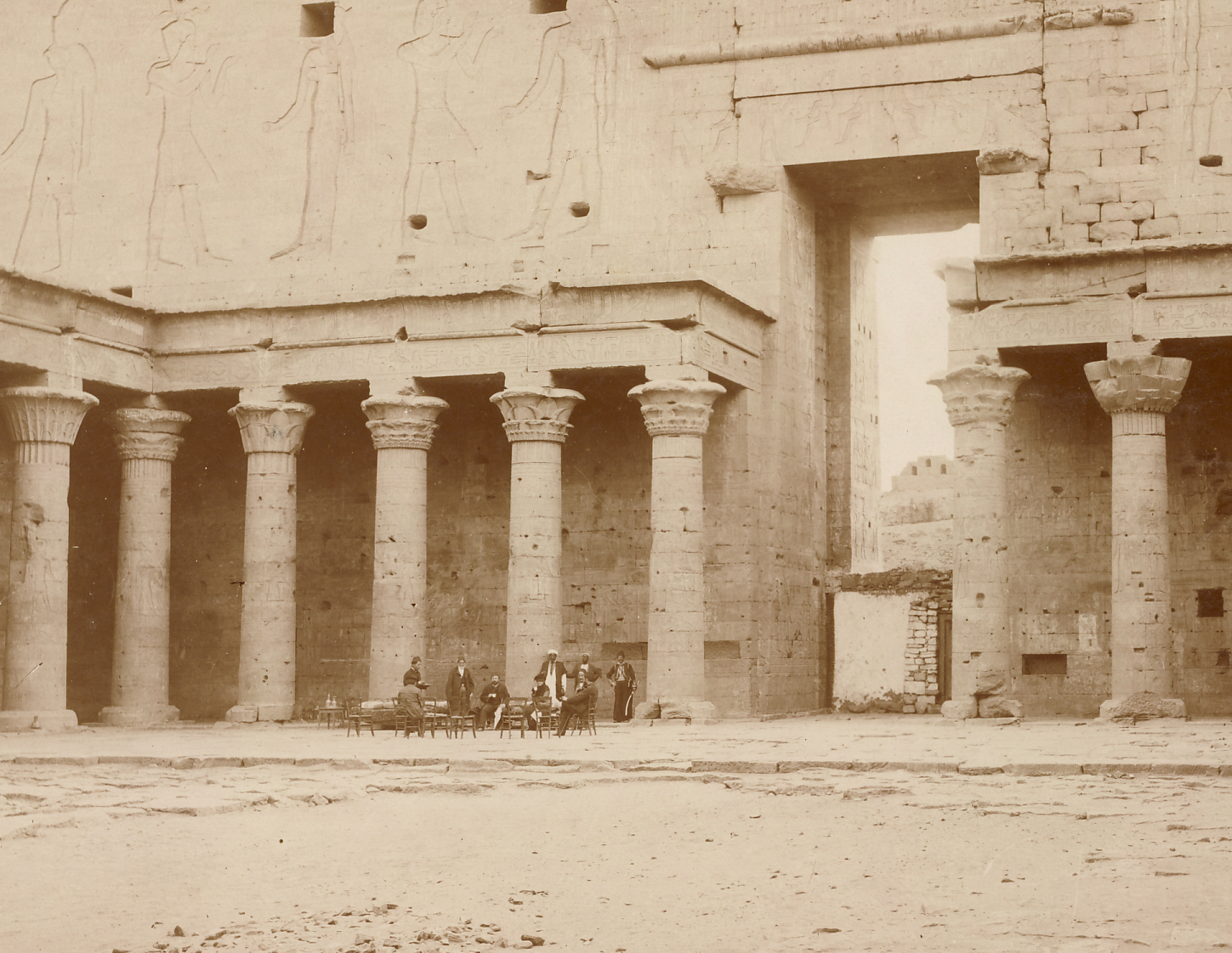 Reisegesellschaft im Tempel von Edfu, Detail eines Fotos - Nachlass Moritz Meurer Waldenburg
