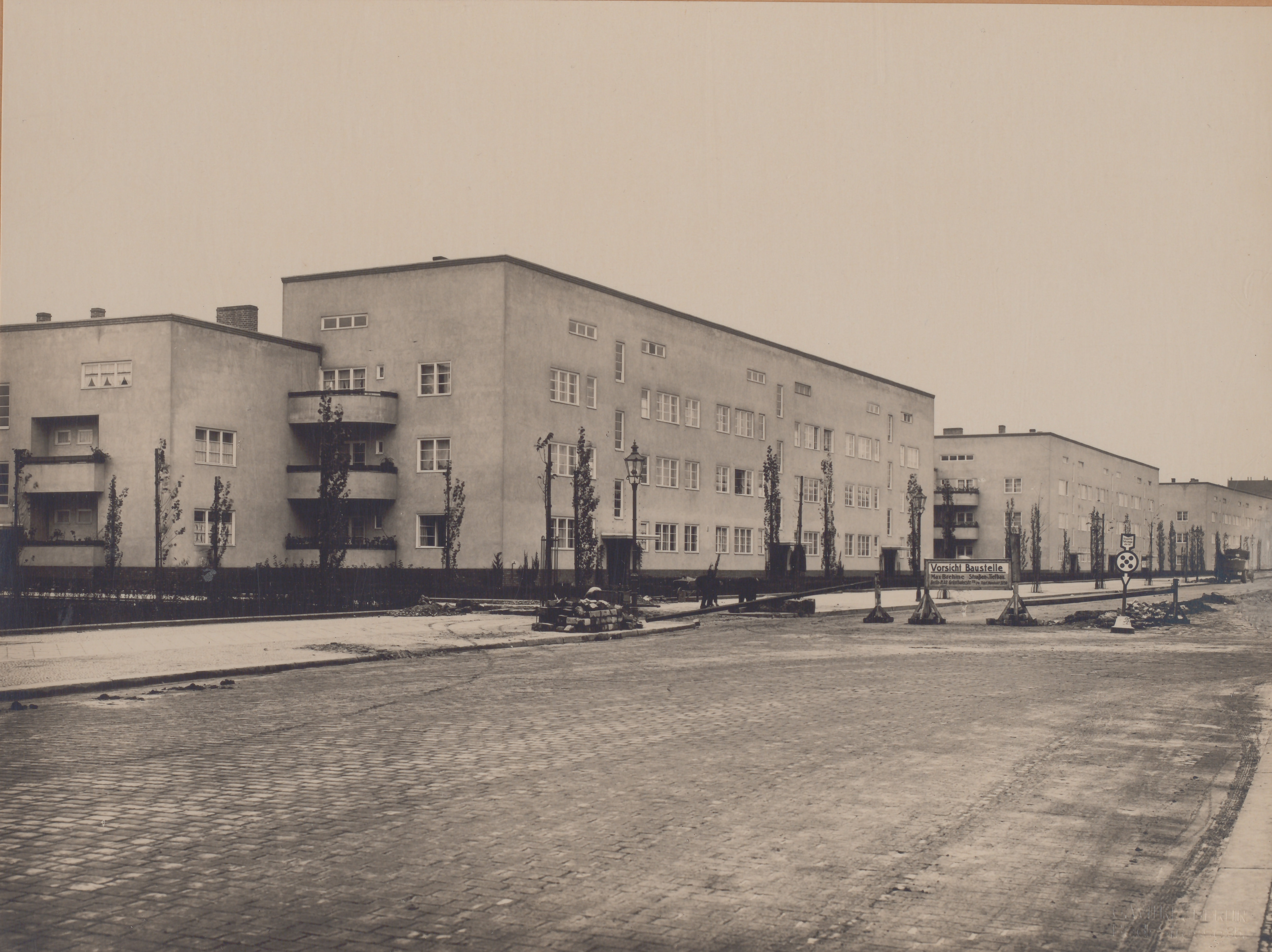Wohnungsbau in der Afrikanischen Straße in Berlin-Wedding, geplant von dem Architekten Ludwig Mies van der Rohe, ca. 1927, Fotograf: Georg Wilke (Mitte Museum/Bezirksamt Mitte von Berlin)